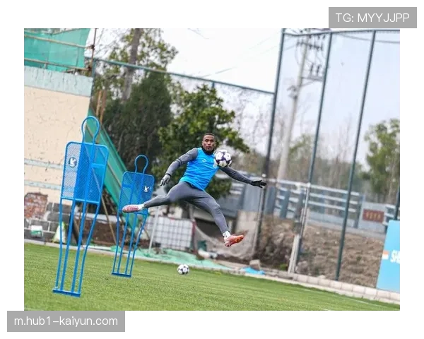 斯卢茨基:三外援组合有亮点 但体能问题影响比赛走势 斯卢茨基:三外援组合有亮点 但体能问题影响比赛走势